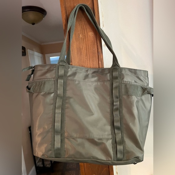 NWT Tommy Bahama green XL Nylon durable Travel Totebag Go Everywhere Cargo tote - Picture 2 of 4